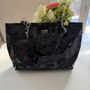 Coach 18770 Chelsea patent leather shoulder tote bag in black.
